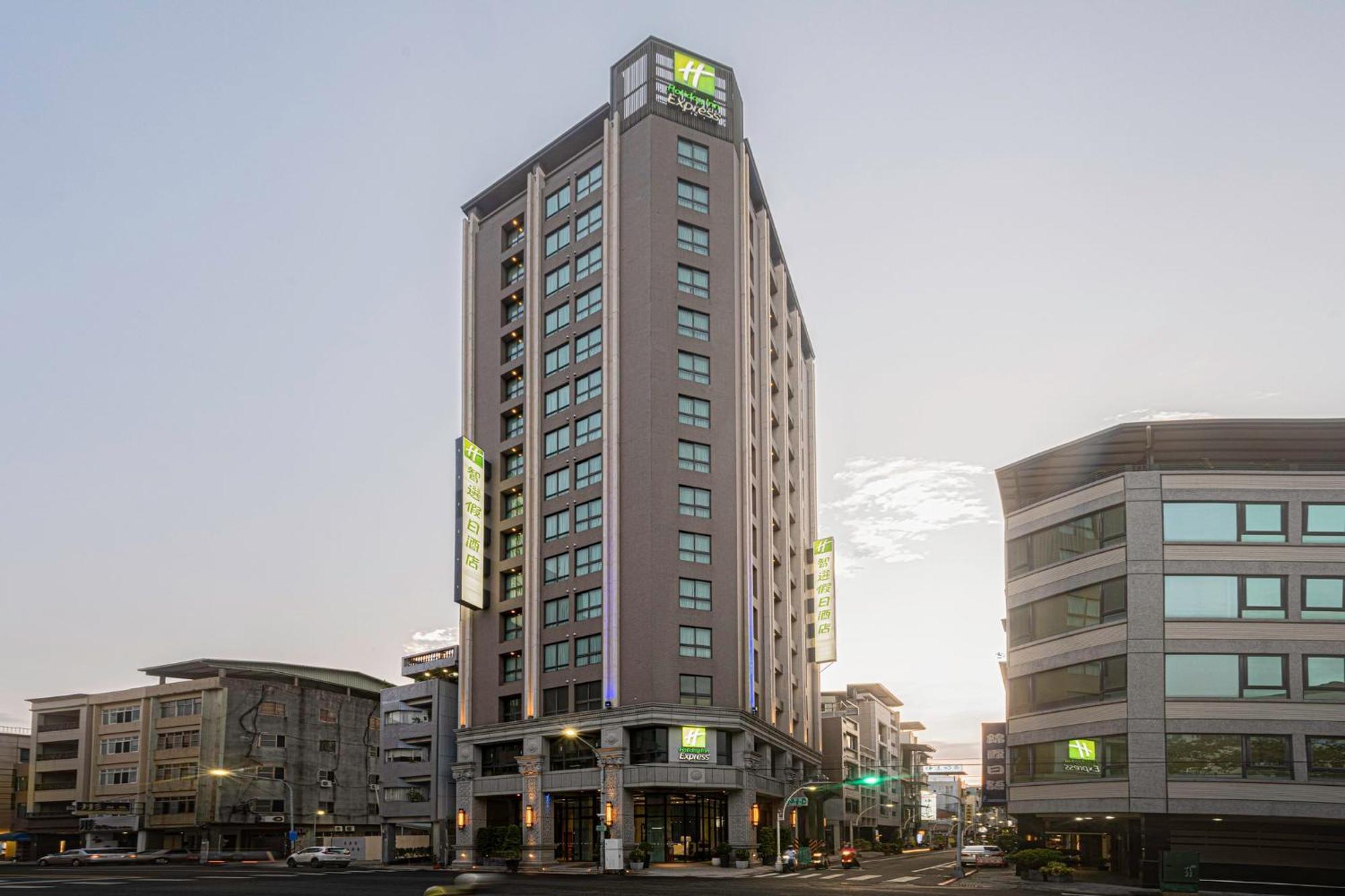 Holiday Inn Express Kaohsiung Love River, An Ihg Hotel Dış mekan fotoğraf